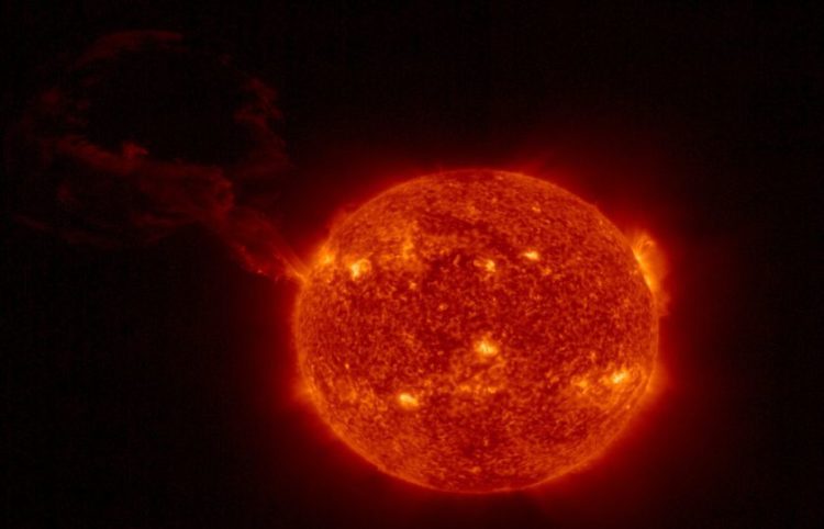 Διάστημα–Γιγάντια έκρηξη στον Ήλιο μήκους εκατομμυρίων χιλιομέτρων “είδε” το σκάφος Solar Orbiter της ESA/NASA