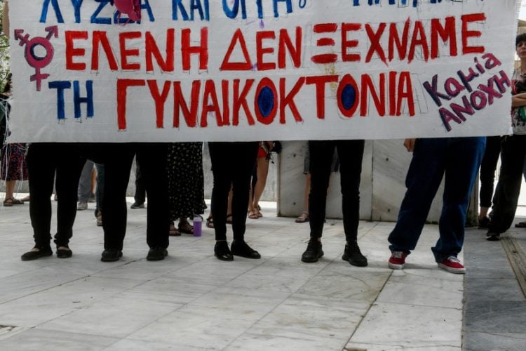 Στιγμιότυπο από συγκέντρωση αλληλέγγυων και φεμινιστικών οργανώσεων, τον Μάιο του 2020, έξω από το δικαστήριο όπου εκδικαζόταν η υπόθεση του βιασμού και του μαρτυρικού θανάτου της Ελένης Τοπαλούδη (φωτ.: EUROKINISSI/Τατιάνα Μπόλαρη)