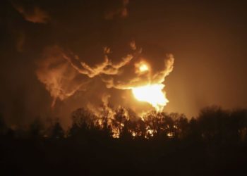 Έκρηξη σε διυλιστήριο στα περίχωρα του Κιέβου (φωτ.: EPA)