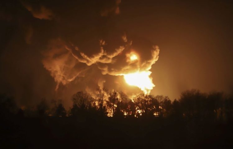 Έκρηξη σε διυλιστήριο στα περίχωρα του Κιέβου (φωτ.: EPA)