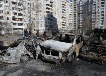 Καμμένα αυτοκίνητα στο Κίεβο (φωτ.: EPA/ Sergey Dolzhenko)