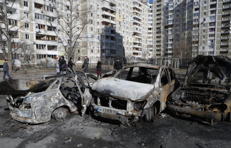 Καμμένα αυτοκίνητα στο Κίεβο (φωτ.: EPA/ Sergey Dolzhenko)