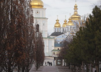 Οι άδειοι δρόμοι του Κιέβου (φωτ.: EPA/ Zurab Kurtsikidze)