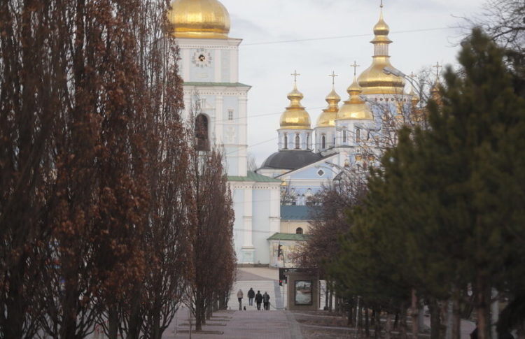 Οι άδειοι δρόμοι του Κιέβου (φωτ.: EPA/ Zurab Kurtsikidze)