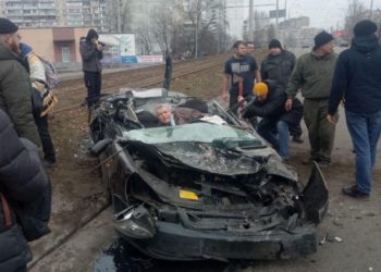 Απεγκλωβισμός οδηγού αυτοκινήτου που έλιωσε ρωσικό άρμα (φωτ.: Twitter / Vladyslav Greziev)