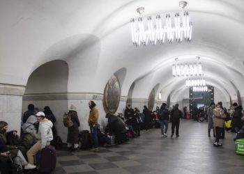 Κάτοικοι του Κιέβου που βρήκαν καταφύγιο σε σταθμό μετρό της πόλης (φωτ.: EPA)
