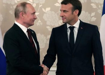 Ο Βλαντίμιρ Πούτιν και ο Εμανουέλ Μακρόν σε παλαιότερη συνάντησή τους (Φωτ. αρχείου: EPA)