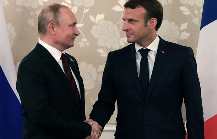 Ο Βλαντίμιρ Πούτιν και ο Εμανουέλ Μακρόν σε παλαιότερη συνάντησή τους (Φωτ. αρχείου: EPA)