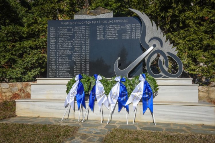 Το μνημείο όπου έγινε το ετήσιο μνημόσυνο Πεσόντων Αεροπορίας Ναυτικού (φωτ.: Γρ. Τύπου ΓΕΝ / EUROKINISSI)