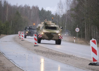 Γερμανικά στρατιωτικά οχήματα φτάνουν σε στρατιωτική βάση της Λιθουανίας υπό το φόβο της ρωσικής εισβολής στην Ουκρανία (φωτ.: EPA / Valda Kalnina)