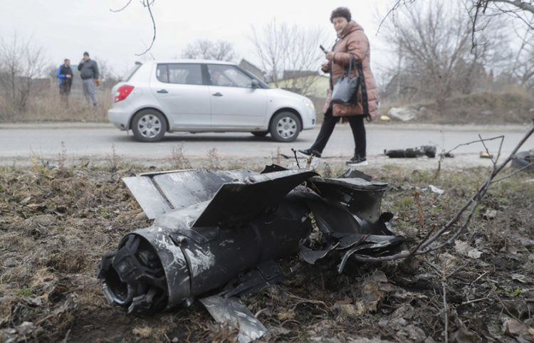 Τμήμα πυραύλου σε δρόμο στο Κίεβο (φωτ.: EPA / Sergey Dolzhenko)