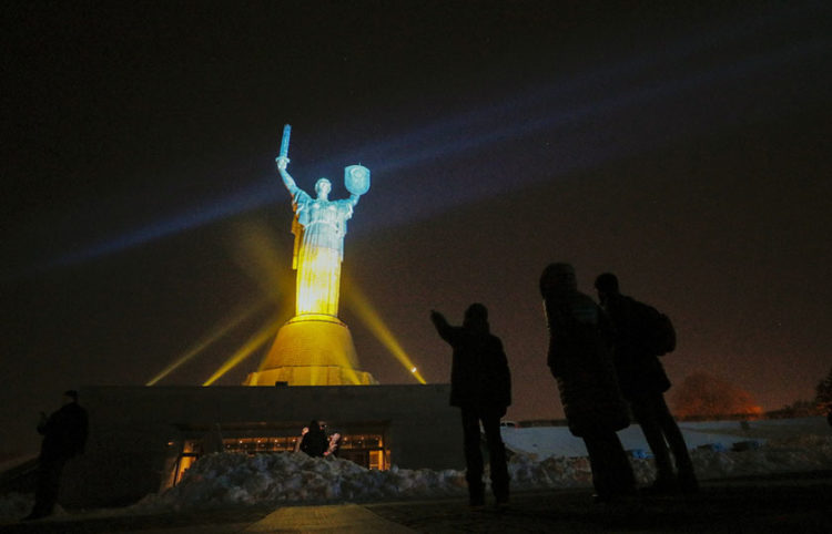 Το Μνημείο της Μητέρας Πατρίδας φωτισμένο με τα χρώματα της ουκρανικής σημαίας. Βρίσκεται στο Κίεβο και αποτελεί έκθεμα του μουσείου για τον Β’ Παγκόσμιο Πόλεμο (φωτ.: EPA / Sergey Dolzhenko)