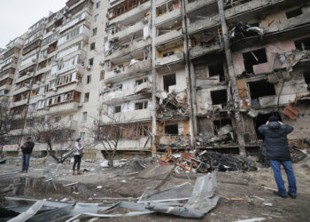 Βομβαρδισμένες πολυκατοικίες στο Κίεβο (φωτ.: EPA / Sergey Dolzhenko)