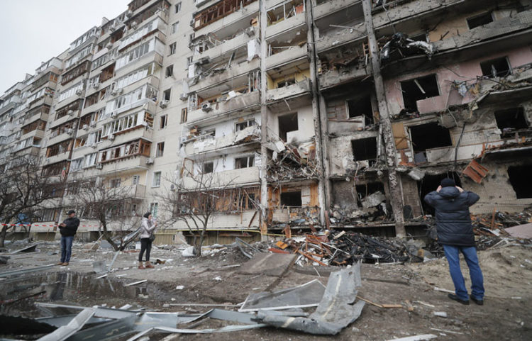 Βομβαρδισμένες πολυκατοικίες στο Κίεβο (φωτ.: EPA / Sergey Dolzhenko)
