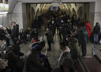Ουκρανοί έχουν βρει καταφύγιο σε σταθμό του μετρό στο Χάρκοβο (φωτ.: EPA / Sergey Kozlov)