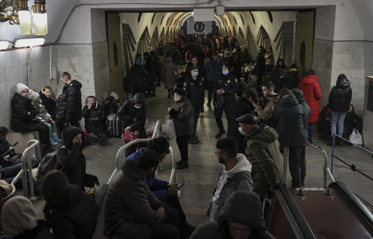 Ουκρανοί έχουν βρει καταφύγιο σε σταθμό του μετρό στο Χάρκοβο (φωτ.: EPA / Sergey Kozlov)