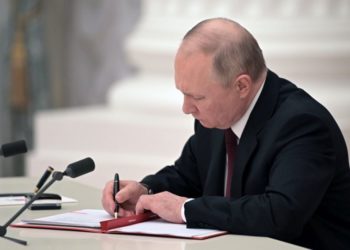 O Βλαντιμίρ Πούτιν υπογράφει την αναγνώριση των αυτόνομων περιοχών του Ντονέτσκ και του Λουχάνσκ (φωτ.: Sputnik)