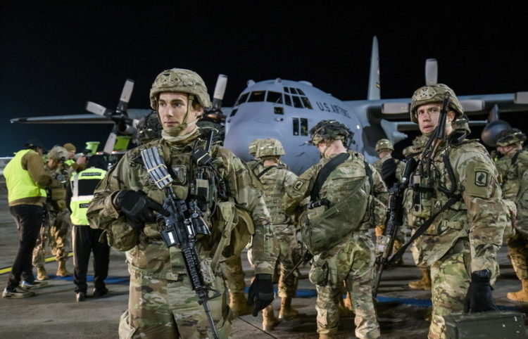 Αμερικανοί στρατιώτες φτάνουν στη Λετονία (φωτ.: EPA/ Gatis Indrevics Handout)