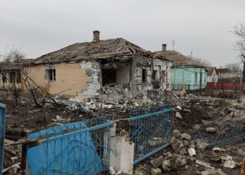 Σπίτι στο χωριό Σαρτανά της Μαριούπολης (φωτ.: Twitter / Εθνική Αστυνομία Ουκρανίας)