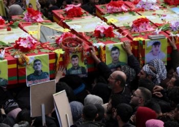 Εικόνα από την κηδεία των μαχητών του SDF που έχασαν τη ζωή τους σε μάχη κατά του Ισλαμικού Κράτους μετά την ανακατάληψη της φυλακής στην Χασάκα (φωτ.: EPA/AHMED MARDNLI)