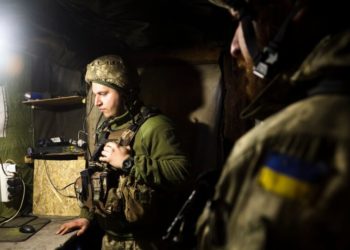 Ουκρανοί στρατιώτες στο χωριό Κατερινίβκα (φωτ.: EPA/ Zurab Kurtisikidze)