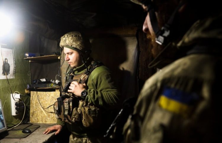 Ουκρανοί στρατιώτες στο χωριό Κατερινίβκα (φωτ.: EPA/ Zurab Kurtisikidze)