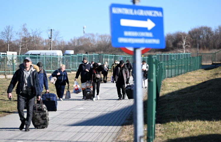 Πολίτες περπατάνε στα σύνορα Πολωνίας-Ουκρανίας (φωτ.: EPA/ Wojtek Jargilo)