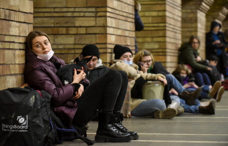 Ουκρανοί αναζητούν καταφύγιο μέσα σε σταθμό μετρό, μετά τις σειρήνες που ήχησαν στο Κίεβο (φωτ.: EPA/ Stringer)