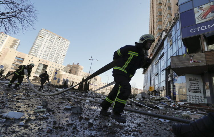 Πυροσβέστες σε κτήριο που χτυπήθηκε στο Κίεβο (φωτ.: EPA/ Sergey Dolzhenko)