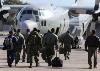 Προσωπικό της πολεμικής αεροπορίας επιβιβάζεται σε  αεροσκάφος C130 στην αεροπορική βάση Ελευσίνας με προορισμό την Πολωνία μεταφέροντας ανθρωπιστική βοήθεια για την Ουκρανία, Κυριακή 27 Φεβρουαρίου 2022 (φωτ.: ΑΠΕ-ΜΠΕ/ Γιώργος Βιτσαράς)