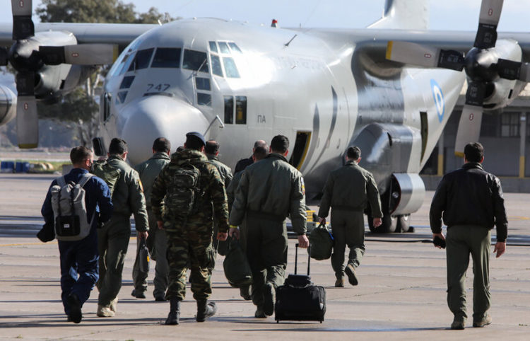 Προσωπικό της πολεμικής αεροπορίας επιβιβάζεται σε  αεροσκάφος C130 στην αεροπορική βάση Ελευσίνας με προορισμό την Πολωνία μεταφέροντας ανθρωπιστική βοήθεια για την Ουκρανία, Κυριακή 27 Φεβρουαρίου 2022 (φωτ.: ΑΠΕ-ΜΠΕ/ Γιώργος Βιτσαράς)