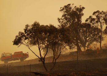 Μέλη της Υπηρεσίας Αγροτικής Πυροσβεστικής Υπηρεσίας εργάζονται για να περιορίσουν μια πυρκαγιά σε μια ιδιοκτησία στο Κόλιντον, Νέα Νότια Ουαλία, Αυστραλία, Φεβρουάριος 2020. (φωτ.: EPA/Sean Davey))