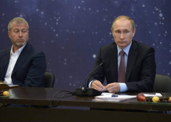 Ο Ρόμαν Αμπράμοβιτς και ο Βλαντίμιρ Πούτιν στο Σότσι, το 2016 (φωτ.: EPA / SPUTNIK / Kremlin POOL / Alexey Nikolsky)