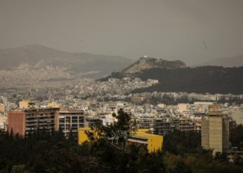 Η Αθήνα όταν η αφρικανική σκόνη αιωρείται στην ατμόσφαιρα (φωτ. αρχείου: Eurokinissi/Γιάννης Παναγόπουλος)