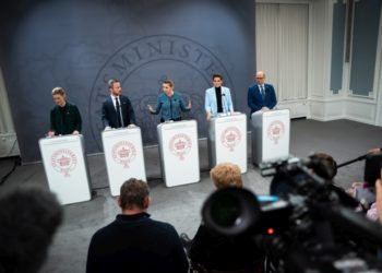 Οι πολιτικοί αρχηγοί των κομμάτων στη Βουλή της Δανίας με την πρωθυπουργό. στη συνέντευξη Τύπου για την Εθνική Συμφωνία για την ασφάλεια της Δανίας (φωτ.: EPA/EMIL HELMS DENMARK OUT)