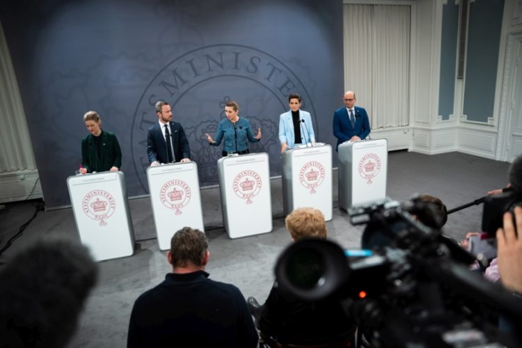 Οι πολιτικοί αρχηγοί των κομμάτων στη Βουλή της Δανίας με την πρωθυπουργό. στη συνέντευξη Τύπου για την Εθνική Συμφωνία για την ασφάλεια της Δανίας (φωτ.: EPA/EMIL HELMS DENMARK OUT)