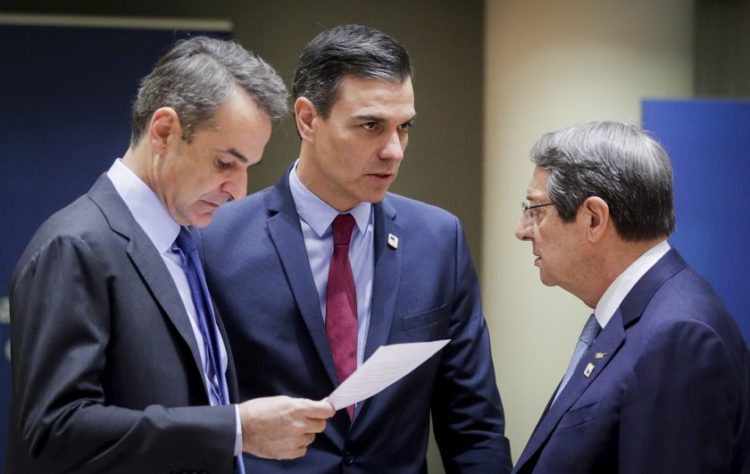 Ο Κυριάκος Μητσοτάκης, ο Ισπανός ομόλογός του Πέδρο Σάντσεθ και ο πρόεδρος της Κυπριακής Δημοκρατίας Νίκος Αναστασιάδης, μιλούν κατά τη διάρκεια της σημερινής Συνόδου Κορυφής, στις Βρυξέλλες. (φωτ.: ΕΡΑ/OLIVIER HOSLET)
