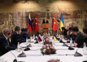 Ο Ερντογάν μιλάει στις αντιπροσωπείες Ρωσίας-Ουκρανίας που βρίσκονται στην Κωνσταντινούπολη για συνομιλίες (φωτ.:  EPA/TURKISH PRESIDENT PRESS OFFICE HANDOUT)
