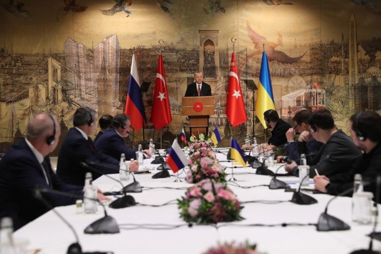 Ο Ερντογάν μιλάει στις αντιπροσωπείες Ρωσίας-Ουκρανίας που βρίσκονται στην Κωνσταντινούπολη για συνομιλίες (φωτ.:  EPA/TURKISH PRESIDENT PRESS OFFICE HANDOUT)