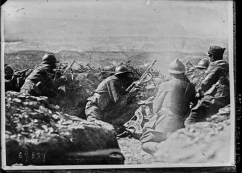 Έλληνες στρατιώτες σε χαράκωμα κατά τη διάρκεια της Μάχης του Αφιόν Καραχισάρ (φωτ.: Gallica Digital Library/ ID btv1b53068203x)