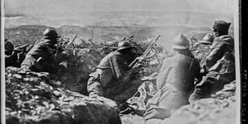 Έλληνες στρατιώτες σε χαράκωμα κατά τη διάρκεια της Μάχης του Αφιόν Καραχισάρ (φωτ.: Gallica Digital Library / ID btv1b53068203x)