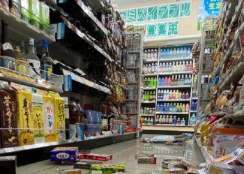 Προϊόντα έχουν πέσει από τα ράφια σουπερμάρκετ στο Σεντάι της βορειοανατολικής Ιαπωνίας (φωτ.: 
EPA/JIJI PRESS JAPAN OUT EDITORIAL USE ONLY)