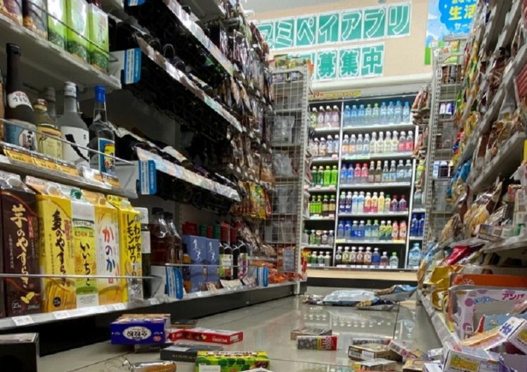 Προϊόντα έχουν πέσει από τα ράφια σουπερμάρκετ στο Σεντάι της βορειοανατολικής Ιαπωνίας (φωτ.: 
EPA/JIJI PRESS JAPAN OUT EDITORIAL USE ONLY)