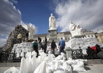 Εθελοντές καλύπτουν με τσουβάλια άμμου το μνημείο της βασίλισσας Όλγας, του Αποστόλου Ανδρέα και των Αγίων Ισαποστόλων Κύριλλου και Μεθόδιου, στο Κίεβο (φωτ.: EPA/ATEF SAFADI)