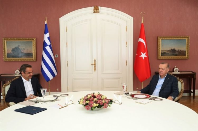 Εικόνα από τη σημερινή συνάντηση του Κυριάκου Μητσοτάκη με τον Ρετζέπ Ταγίπ Ερντογάν στην Κωνσταντινούπολη (πηγή: yerelingundemi.com)
