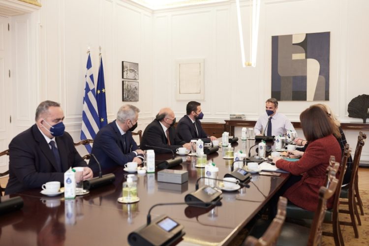 Ο Κυριάκος Μητσοτάκης συναντήθηκε στο Μέγαρο Μαξίμου με αντιπροσωπεία της Δημοκρατικής Ένωσης Ελληνικής Εθνικής Μειονότητας «ΟΜΟΝΟΙΑ» και του Κόμματος Ένωσης Ανθρωπίνων Δικαιωμάτων (φωτ.: Δημήτρης Παπαμήτσος/Γρ. Τύπου Πρωθυπουργού/EUROKINISSI)