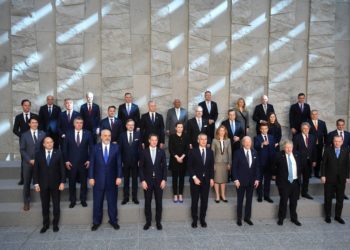 Η οικογενειακή φωτογραφία των ηγετών των χωρών-μελών του NATO, σήμερα, στις Βρυξέλλες (φωτ.: EPA/Radek Pietruszka POLAND OUT)