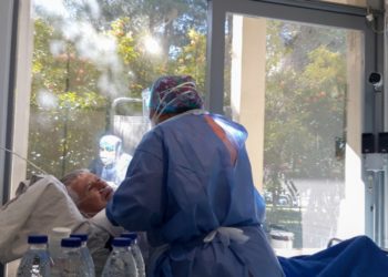 Εικόνα αρχείου από το Νοσοκομείο «Σωτηρία» όπου νοσοκόμα φροντίζει νοσηλευόμενο με Covid-19 (φωτ.: Eurokinissi/Μιχάλης Καραγιάννης)