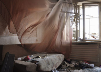 Κατεστραμμένο διαμέρισμα σε πολυκατοικία που βρέθηκε στο επίκεντρο των ρωσικών βομβαρδισμών στο Τσέρνιγκοφ (φωτ.: EPA / Nataliia Dubrovska)