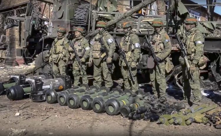 Φωτογραφία που έδωσε στη δημοσιότητα το γρ. Τύπου του ρωσικού υπουργείου Άμυνας
και δείχνει Ρώσους στρατιώτες να στέκονται δίπλα σε αμερικανικά και βρετανικά πυρομαχικά που εγκατέλειψε ο ουκρανικός στρατός, στην περιοχή του Ντονέτσκ (φωτ.: 
EPA/RUSSIAN DEFENCE MINISTRY PRESS SERVICE)